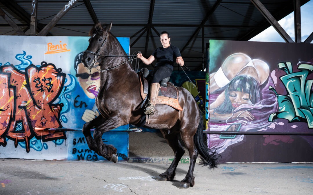 Ein Pferd ein Model und eine ungewöhnliche Umgebung mit Graffitis