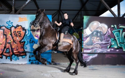 Ein Pferd ein Model und eine ungewöhnliche Umgebung mit Graffitis