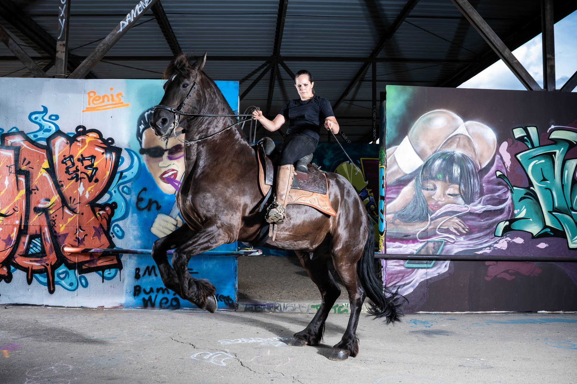 Ein Pferd ein Model und eine ungewöhnliche Umgebung mit Graffitis