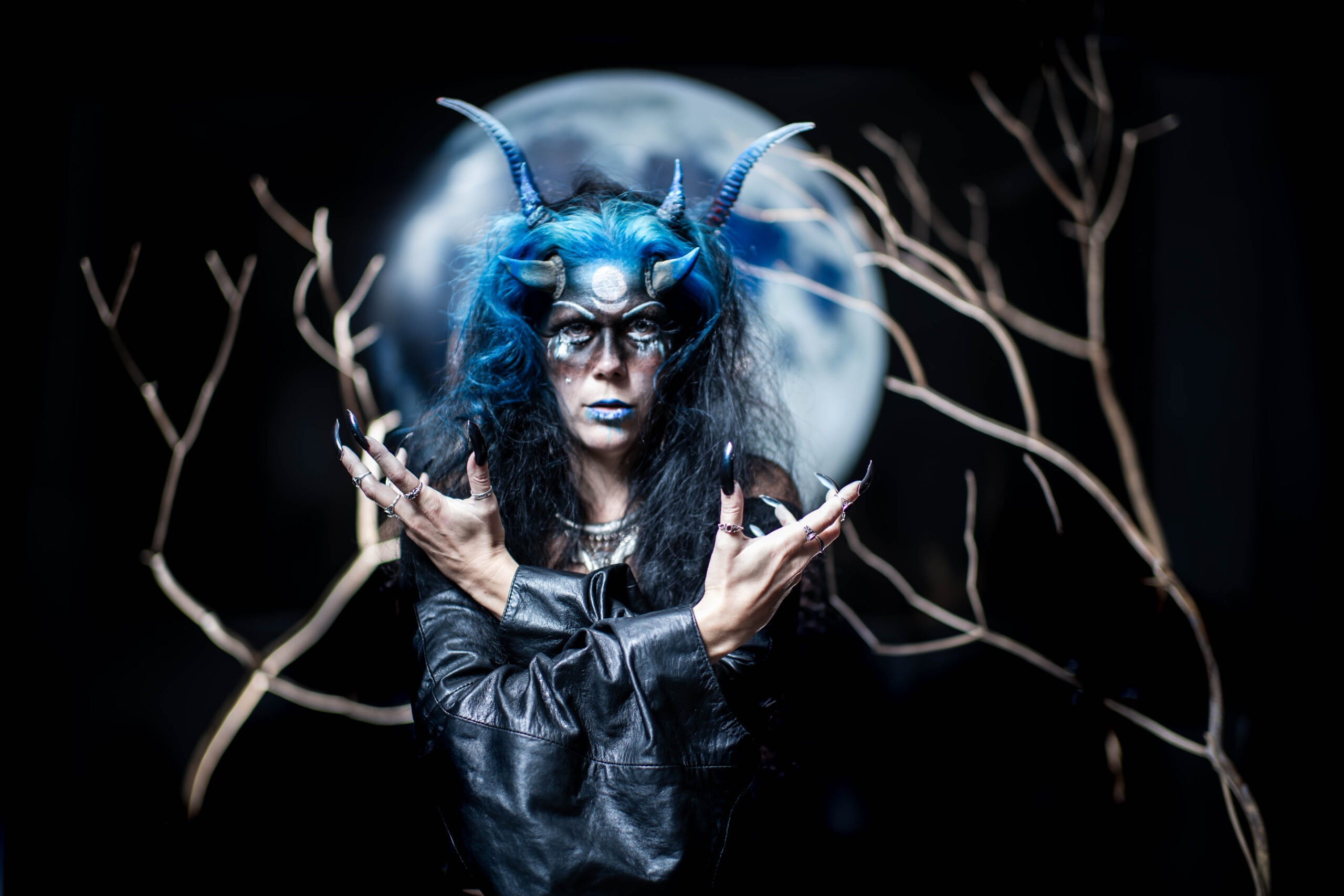 Wie benutze ich einen Fernseher als Fotohintergrund für Portrait Fotografie? Model vor Vollmond