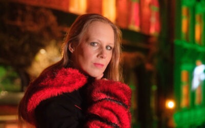 Ein Model, eine beleuchtete Stadt und Street Fashion mit LED Licht
