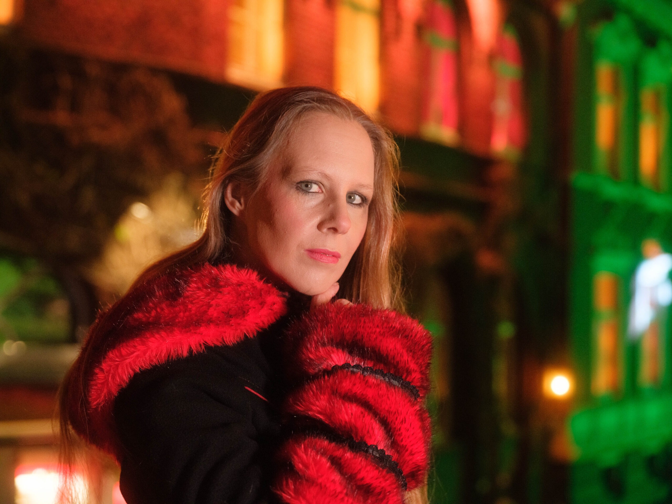 Ein Model, eine beleuchtete Stadt und Street Fashion mit LED Licht
