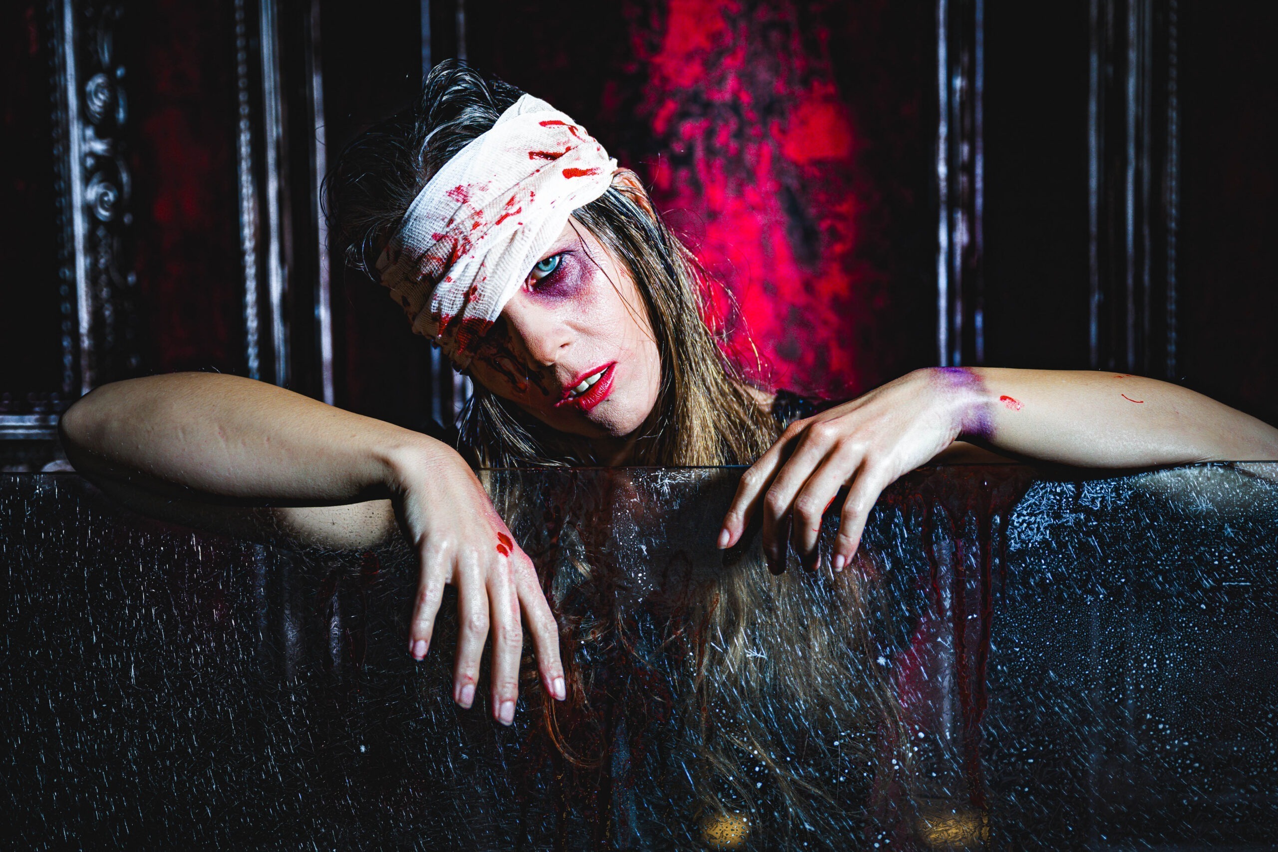 Kunstblut, düsteres Licht, Nebel ein fehlendes Auge. Monster Shooting im Studio zu Halloween