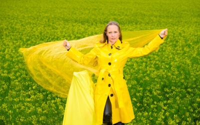 Ein gelber Regenmantel in einem gelben Rapsfeld. Die etwas andere Portrait Idee