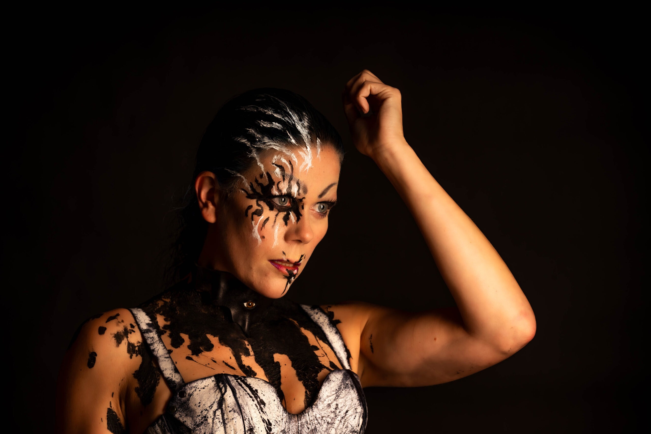 Latexfarbe auf der Haut, ein ungewöhnliches Portrait Shooting