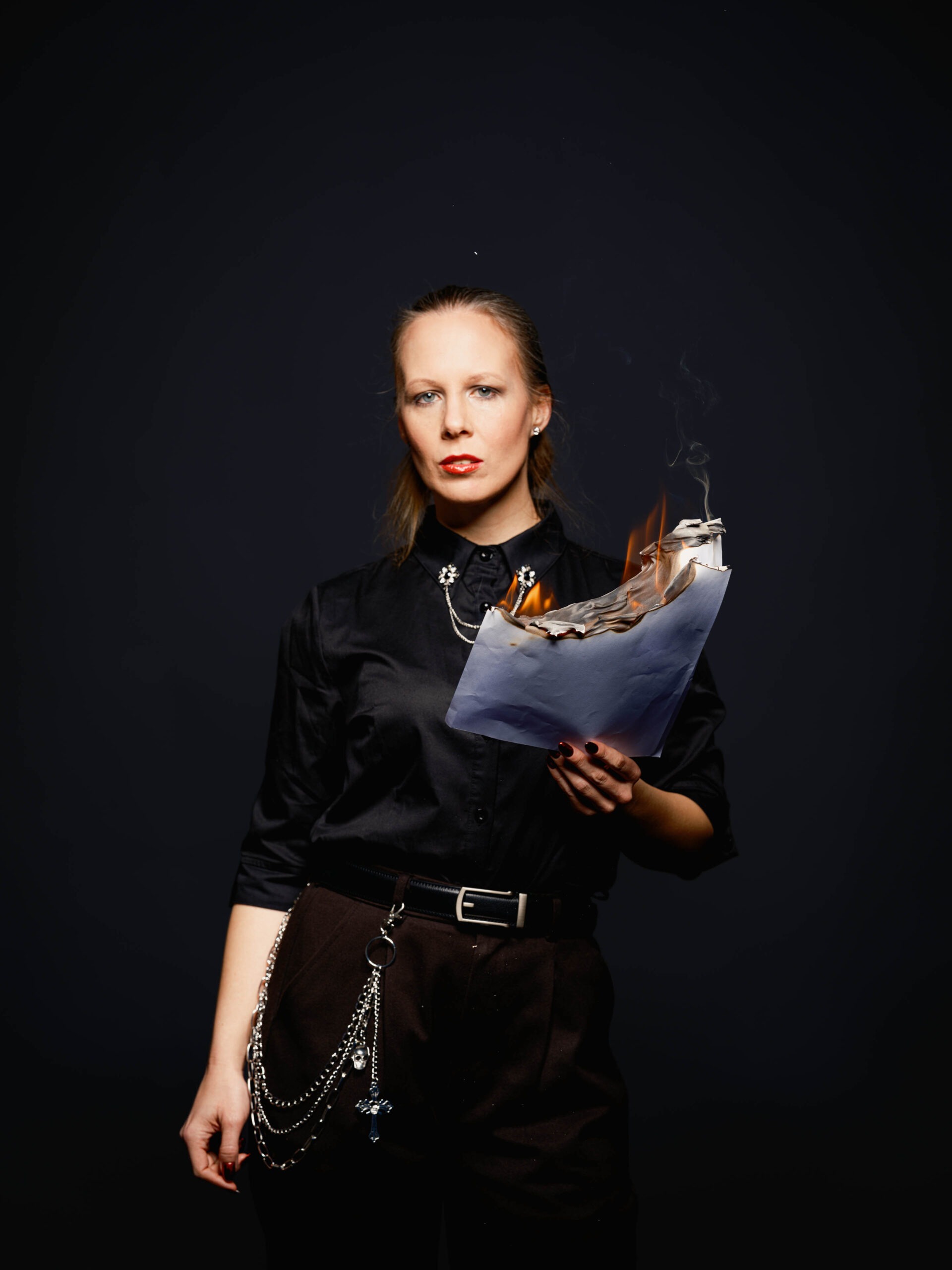 Ein Lichtset, unendliche Emotionen: Kreative LinkedIn-Portraits mit Gefühl und brennendem Papier